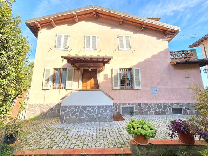 Casa con 6 locali in vendita in Camaiore Paese, Camaiore