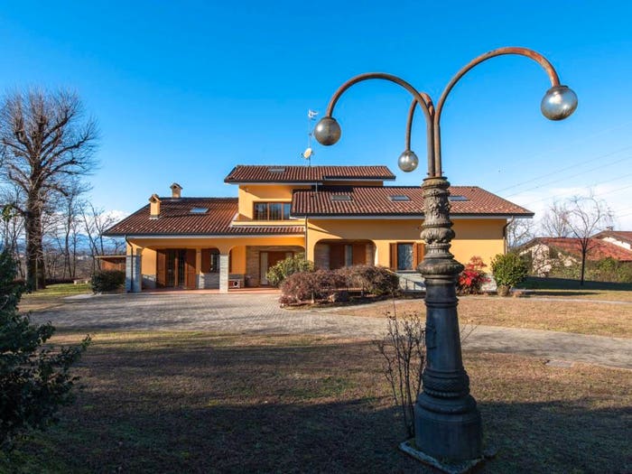 Casa con 6 locali in vendita in Viale Europa, Golasecca