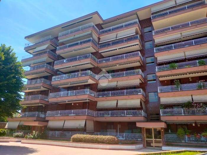 Appartamento trilocale in vendita in Via Enrico Fermi, Centro, Cesano Boscone