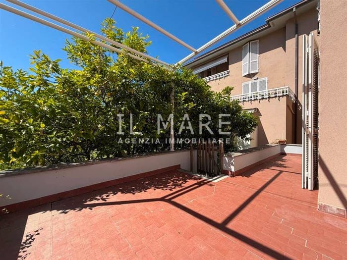 Appartamento con 5 locali in vendita in Via Arno, Marina di Massa Centro, Massa