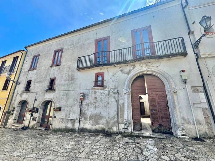 Casa con 6 locali in vendita in Via Pirro de Luca, Montefusco