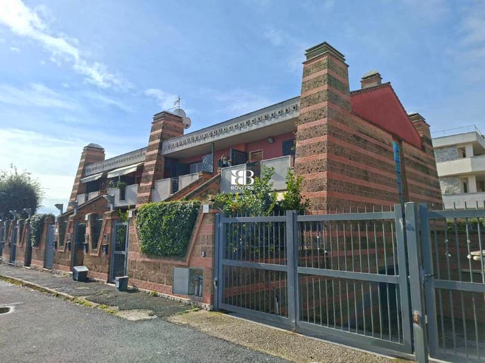Appartamento trilocale in vendita in Via Bagnatica, Valle Muricana, Roma
