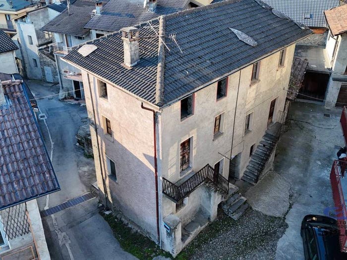 Casa con 6 locali in vendita in Via Centrale, Centro, Dubino