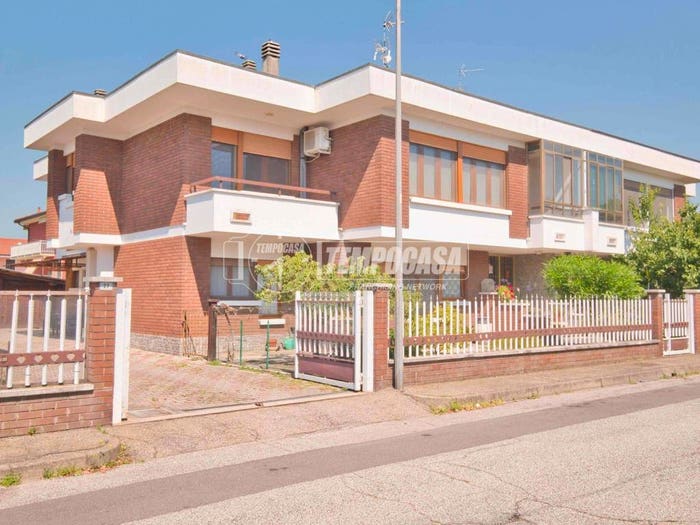 Casa con 6 locali in vendita in Via Cristoforo Colombo, Garbagna Novarese
