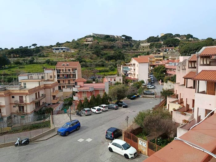 Appartamento con 6 locali in vendita in Via Lecce in Faro Superiore, Faro Superiore Sperone, Messina