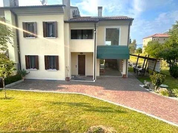 Casa con 6 locali in vendita in Nervesa della Battaglia