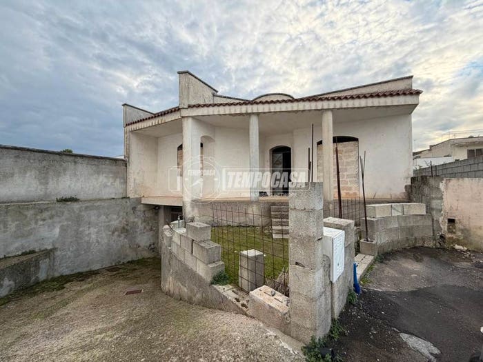 Casa con 6 locali in vendita in Via Alcide De Gasperi, Giuggianello