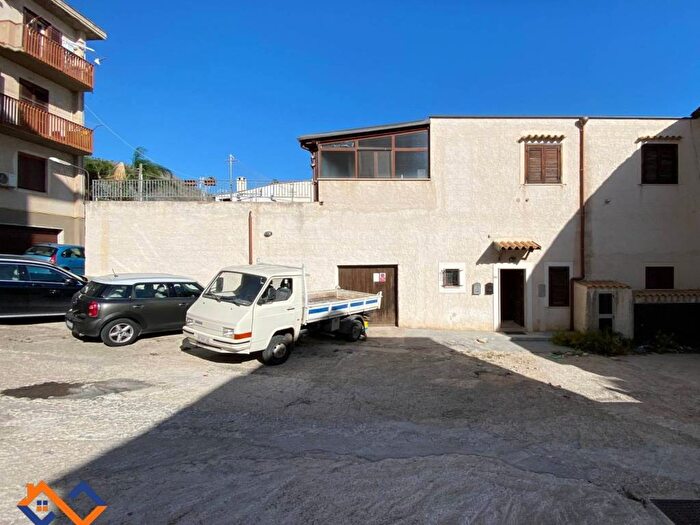 Casa quadrilocale in vendita in Via San Paolo della Croce, Centro, Castellammare del Golfo