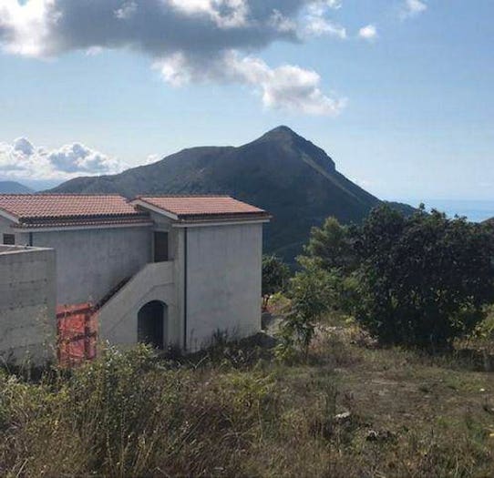 Casa con 5 locali in vendita in Massa, Maratea
