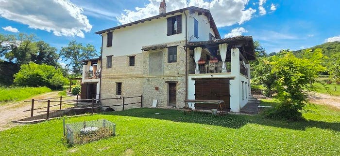 Casa con 6 locali in vendita in Pergola
