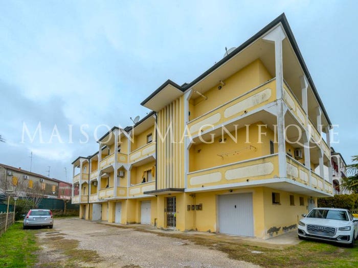 Appartamento con 5 locali in vendita in Via Filippo Carli, Comacchio Città, Comacchio