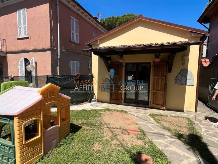 Casa trilocale in vendita in Viale Stazione, Centro, Massa