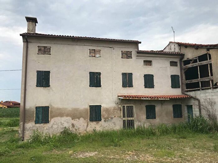 Casa con 6 locali in vendita in Via Pelosa a, Veggiano