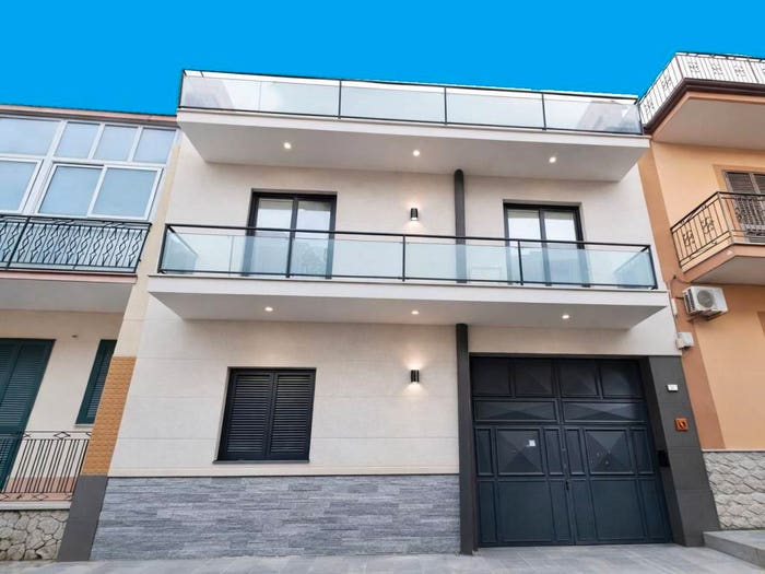 Casa con 6 locali in vendita in Via Francesco Petrarca, Frattaminore