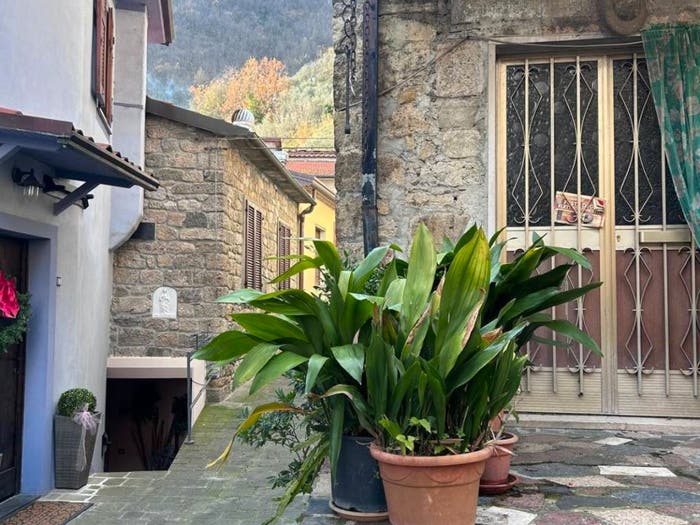 Casa trilocale in vendita in Via della Chiesa Monzone, Monzone, Fivizzano