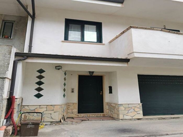 Casa quadrilocale in vendita in Viale della Libertà, Monasterace Marina, Monasterace