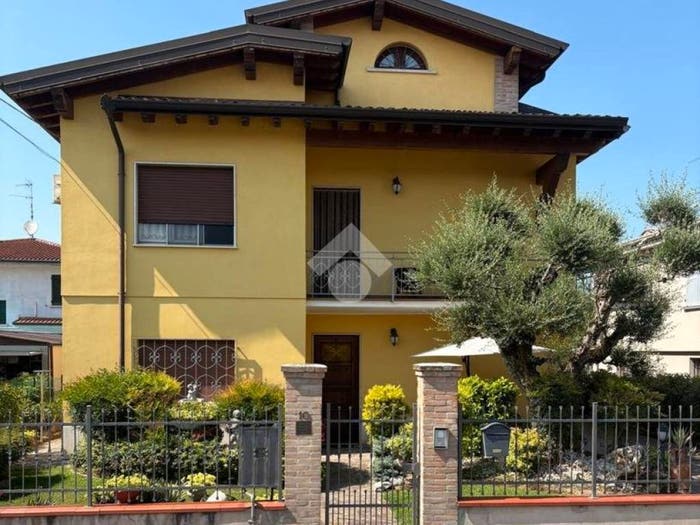 Casa con 6 locali in vendita in via Giovanni Pascoli, Isorella