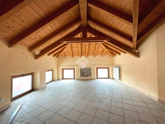 Appartamento trilocale in vendita in Via De Gregori, Centro, Pogno