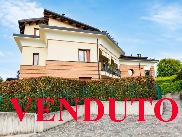Appartamento trilocale in vendita in Via Abate G Pozzone, Centro, Appiano Gentile