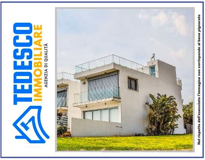 Appartamento con 6 locali in vendita in Via Vicinale dei Santi, Centro, Cellole