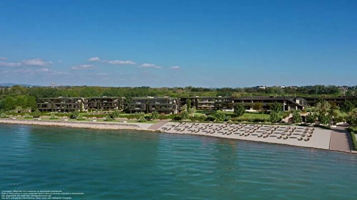 Appartamento quadrilocale in vendita in Lungolago Giuseppe Garibaldi, Peschiera Del Garda