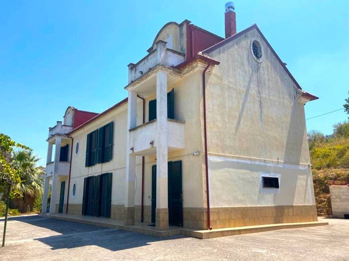 Casa con 6 locali in vendita in Laureana Cilento