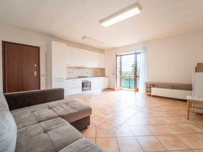 Appartamento trilocale in vendita in Via Cavate, Castelverde, Roma