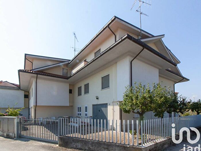 Casa con 6 locali in vendita in Via Giuseppe Garibaldi, Notaresco Stazione, Mosciano Sant'Angelo