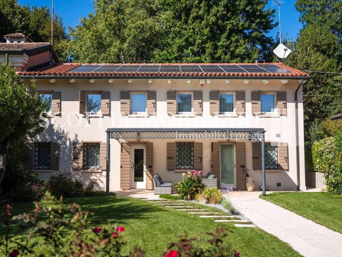Casa con 6 locali in vendita in Viale Italia, Castelfranco Veneto