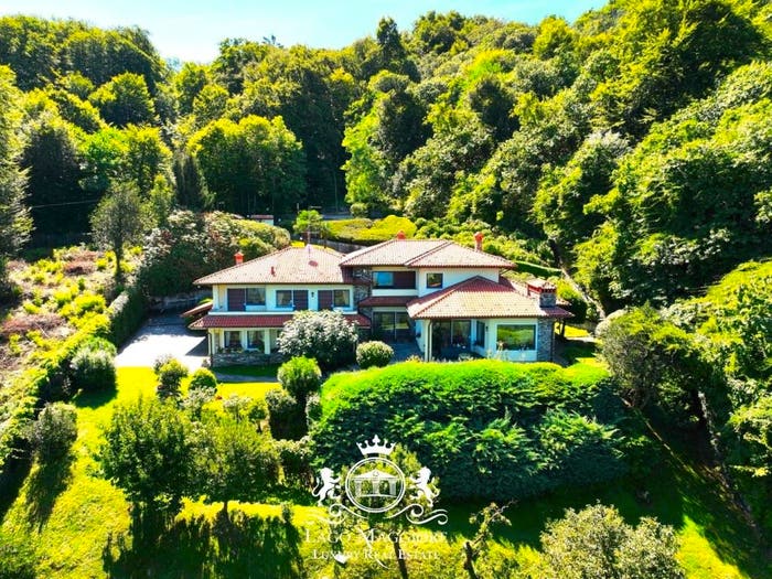 Casa con 6 locali in vendita in Via per Stresa, Stresa