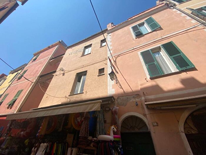 Appartamento con 5 locali in vendita in Via Cesare Battisti, Borghetto Santo Spirito