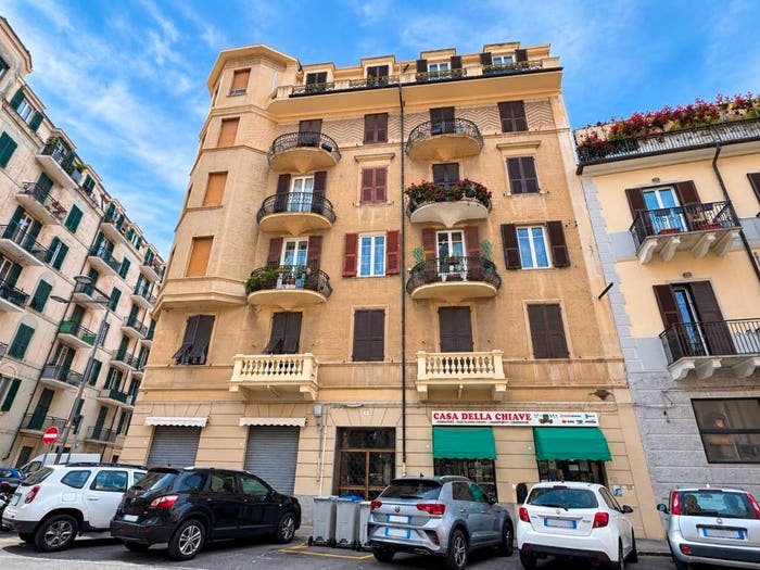 Appartamento quadrilocale in vendita in Via Edmondo De Amicis, Oltreletimbro Santa Rita, Savona