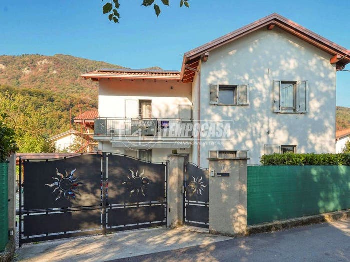 Casa quadrilocale in vendita in Via degli Alpini, Centro, Bisuschio