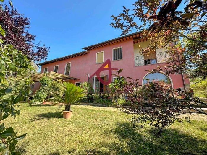Casa con 6 locali in vendita in Piazza Mercato del Bestiame, Borgo A Buggiano, Buggiano