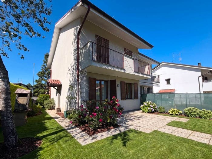 Casa quadrilocale in vendita in Via John e Robert Kennedy, Centro, Correzzana
