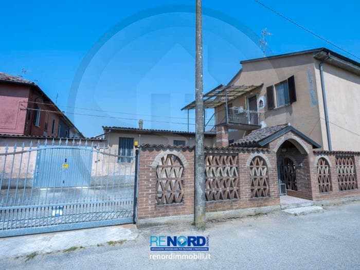 Casa con 5 locali in vendita in Via Case Contadini, Centro, Valle Salimbene