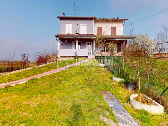 Casa quadrilocale in vendita in Via Massimo D'Azeglio, Novellara
