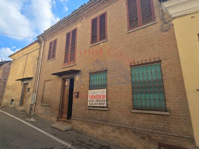 Casa con 6 locali in vendita in Via Vittorio Alfieri, Centro, Castagnole delle Lanze
