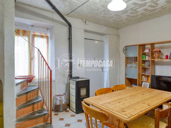 Appartamento trilocale in vendita in Via Maggio, Besano