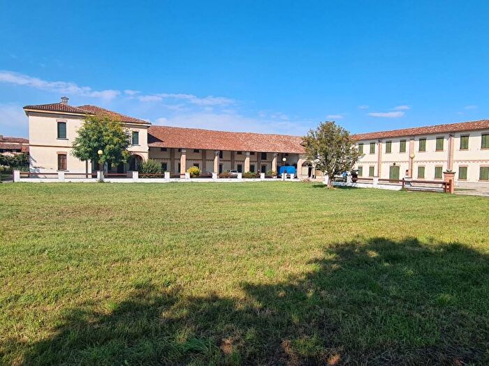 Casa con 6 locali in vendita in Via Battaglia di Cassano, Città Bassa Laghi, Lodi