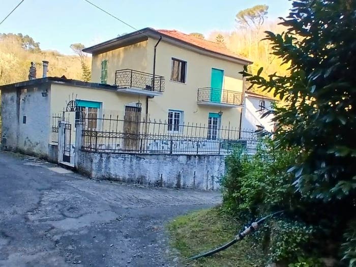 Casa con 6 locali in vendita in Via Borgonovo, Aulla