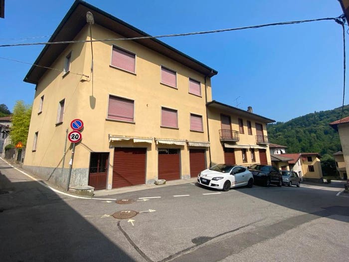 Appartamento trilocale in vendita in Via Mirocleto Spaini, Cremenaga