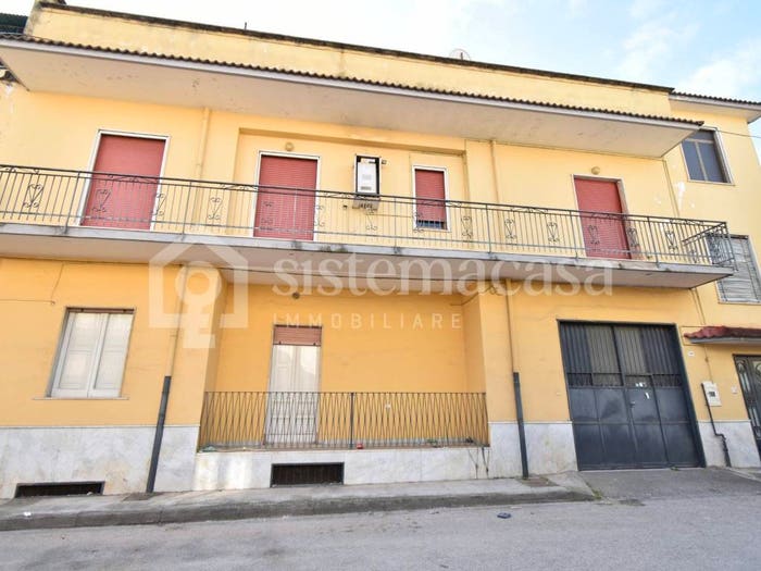 Appartamento con 6 locali in vendita in Via Fratelli John e Robert Kennedy, Brusciano