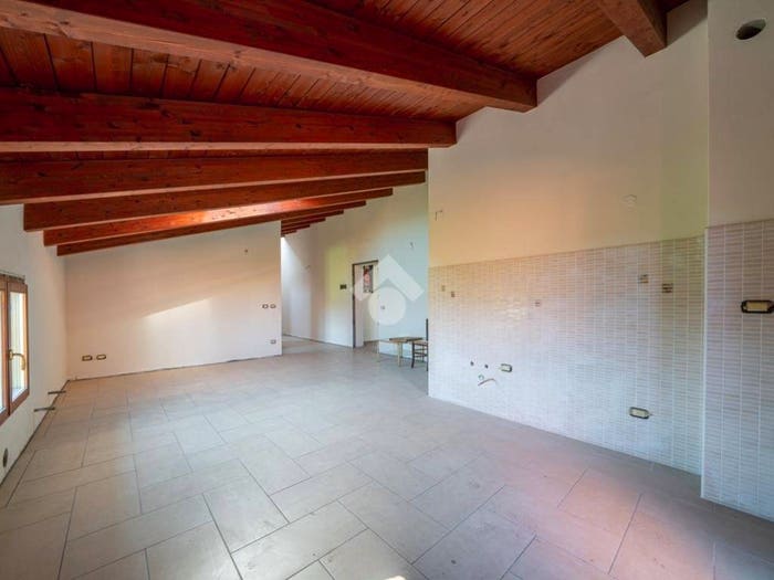 Casa trilocale in vendita in Via Peschiera, Centro, Castelnovo di Sotto