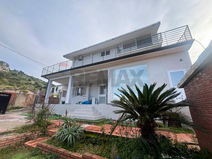 Casa con 6 locali in vendita in Via Villaggio Ises, San Fratello