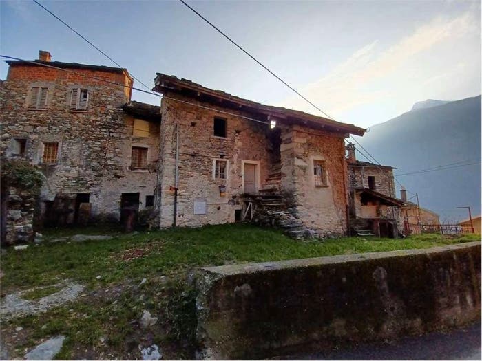 Casa con 6 locali in vendita in Carema
