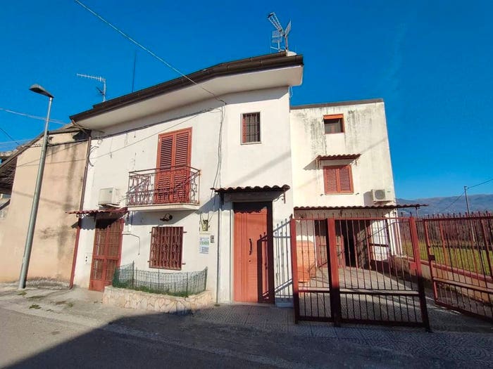 Casa con 6 locali in vendita in Via Regia, San Lorenzello