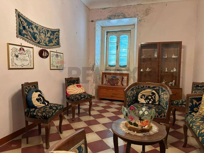 Casa con 6 locali in vendita in Via Orientale, Roccasicura