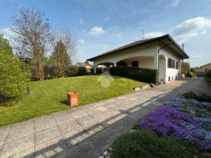 Casa quadrilocale in vendita in Via Leopardi, Rescaldina