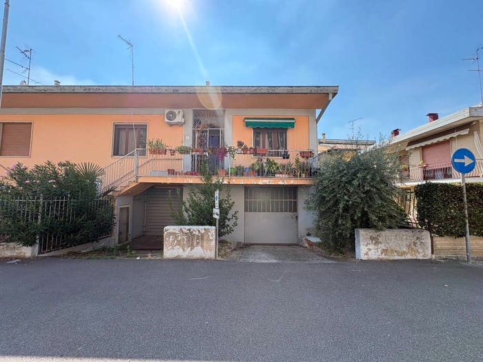 Casa quadrilocale in vendita in Via Montello, Centro, Cisliano